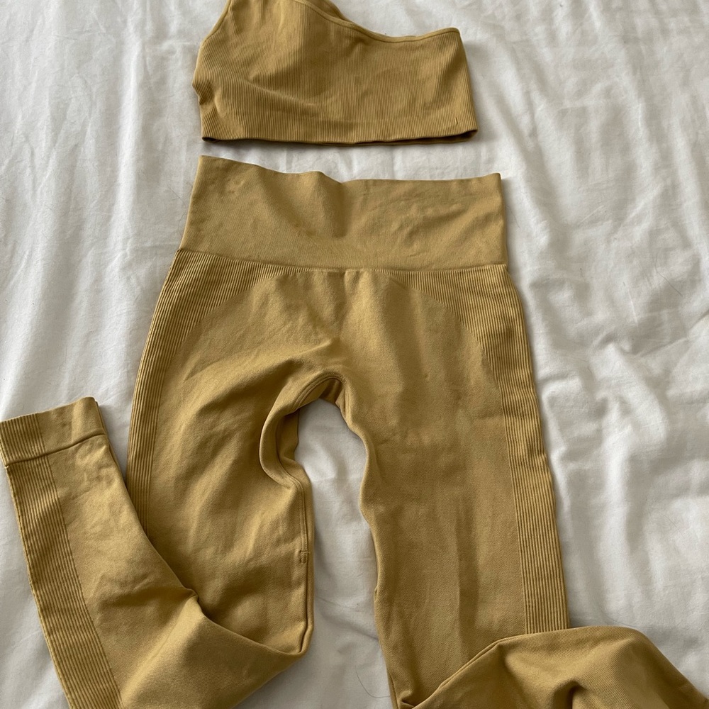 Set Active worn 2x set in great condition, beautiful marigold color